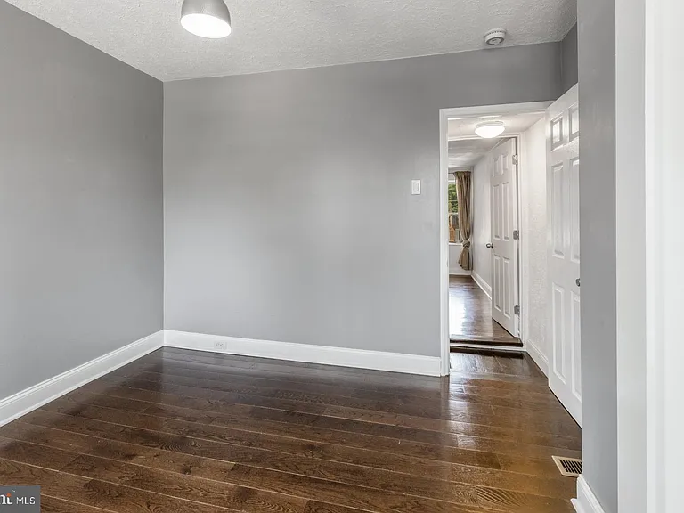 2564 Collins St — Photo 13