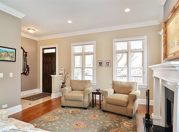 3rd image of 4245 N Oakley Ave