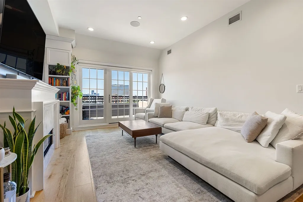 2 bed, 2.0 bath, 1164 sqft, $5,500 — Photo 2