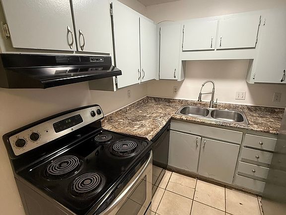 2nd image of 3815 Parklane Dr