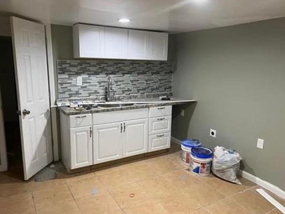 4th image of 1374 Blossom St Floor 1