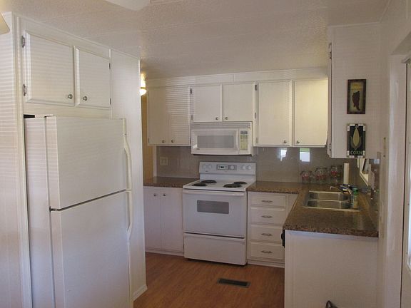 3rd image of 105 Oak Lawn Cv
