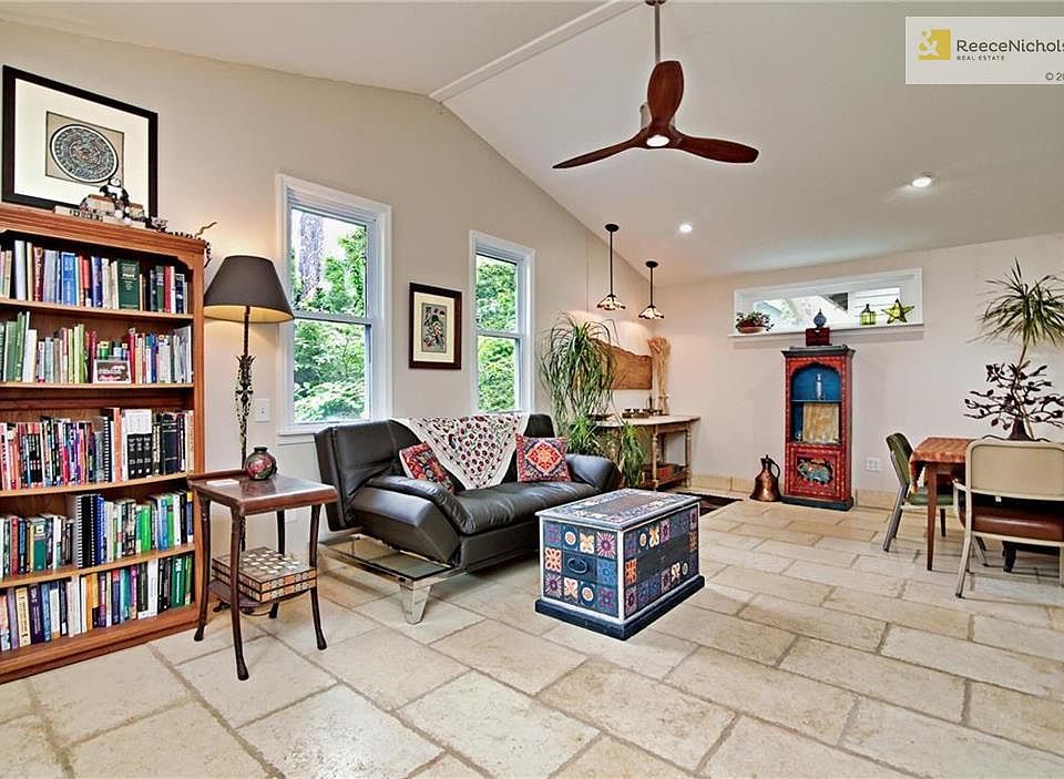 Custom designed studio perfect for art, yoga, music or an office. Imported Egyptian stone heated floors, closed cell insulation, & new windows! Separate from the house with organic garden in between.