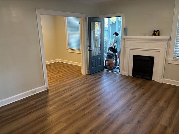 3rd image of 963 Texas St