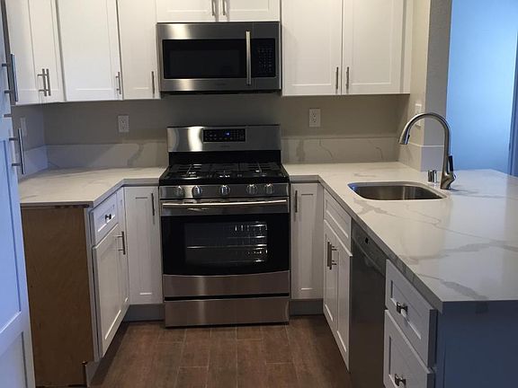 A spacious kitchen with lots of cupboard space.!
