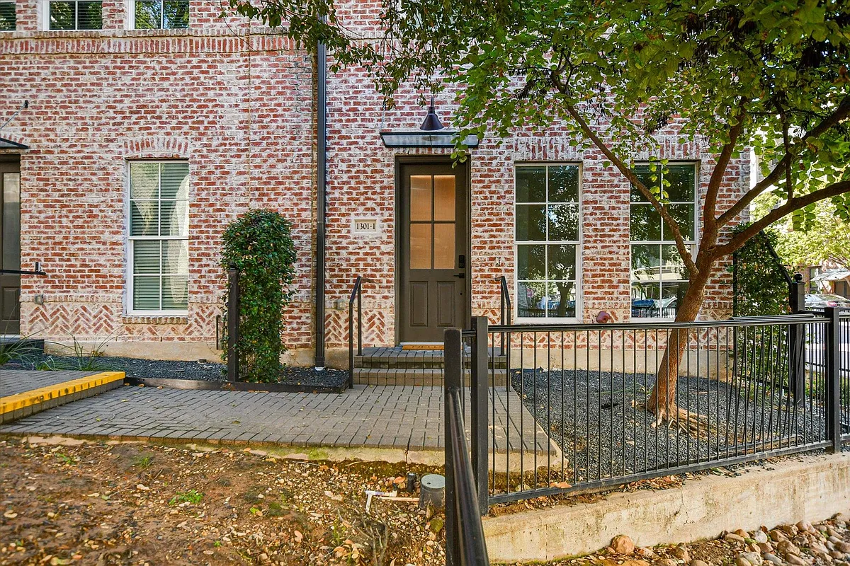 Building Photo - 1301 Town Creek Dr #1