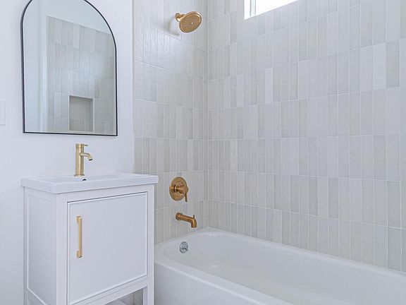 3rd image of 1827 E 4th St APT 5