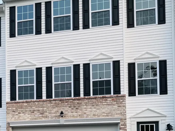 717 Ravenshire Ct, Coraopolis, PA 15108