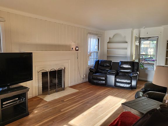 3rd image of 2105 Longview Dr