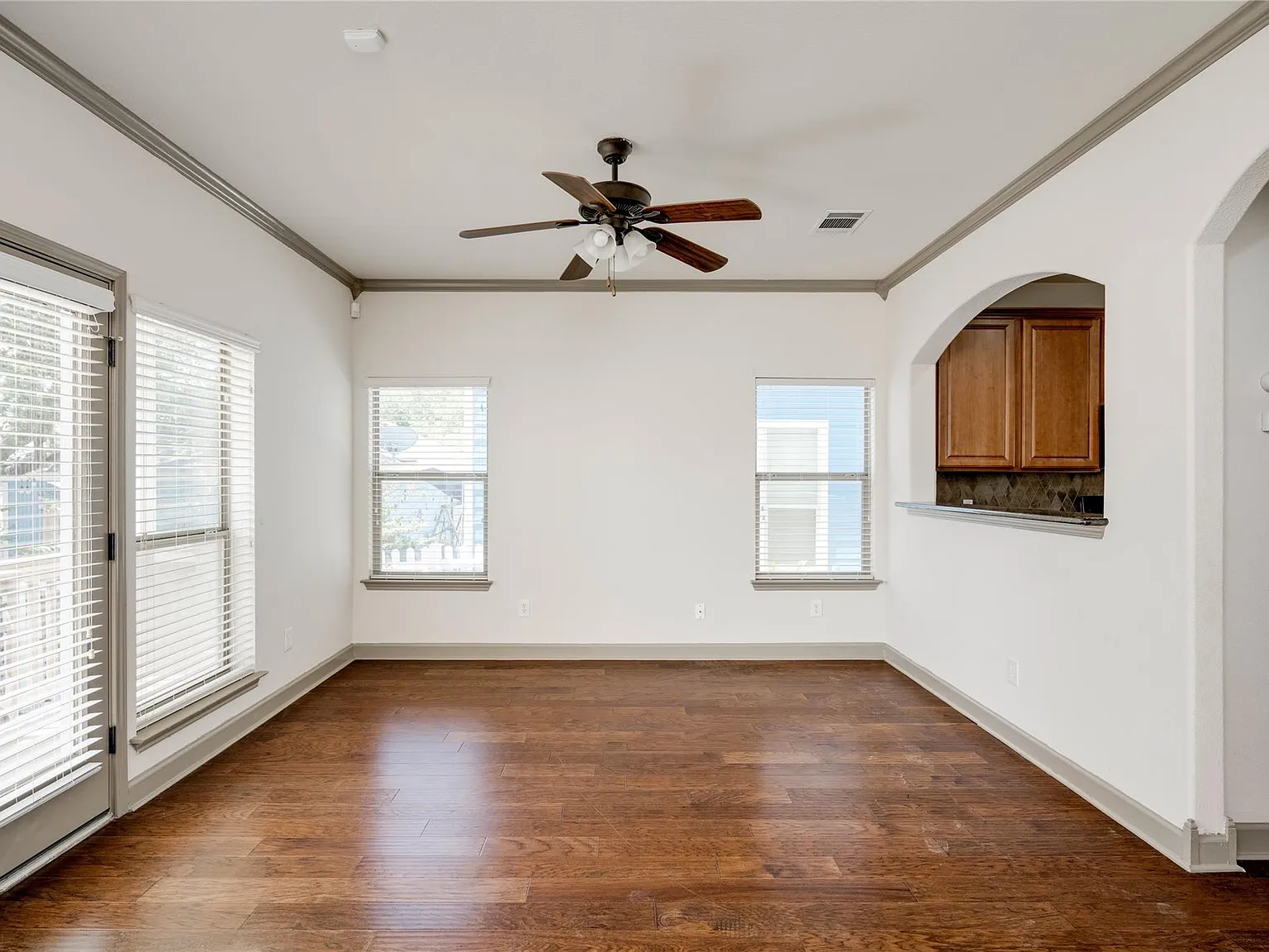 3 bed, 2.5 bath, 1305 sqft, $1,750 — Photo 4
