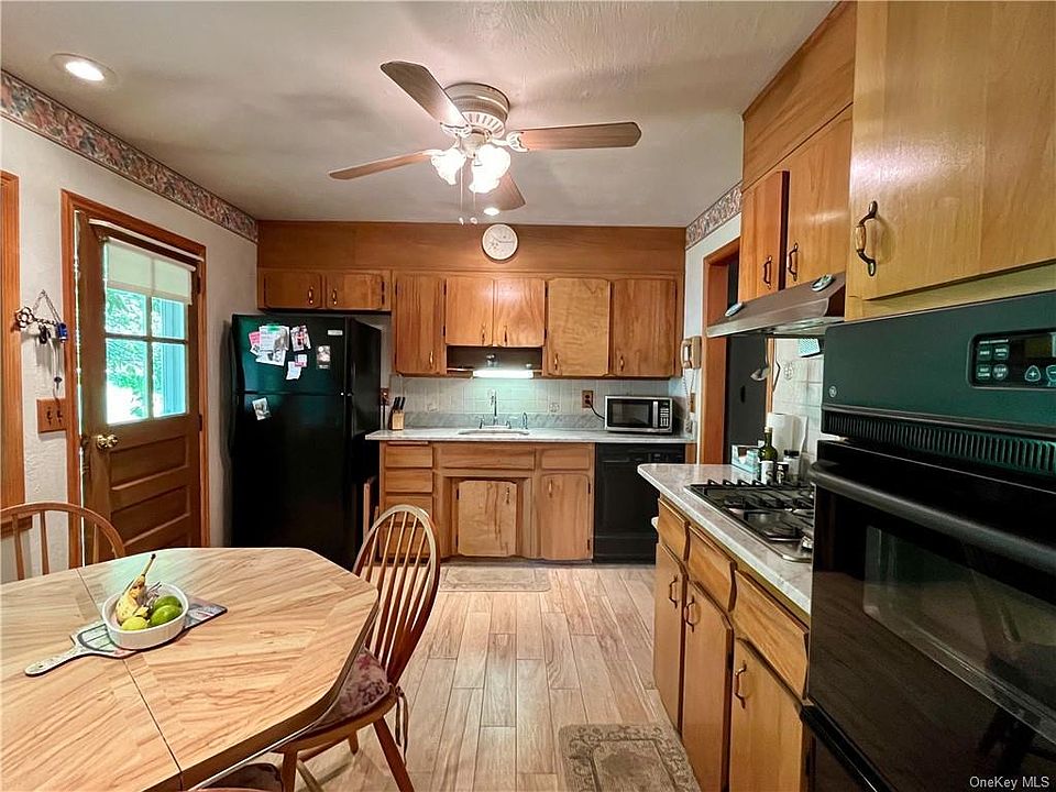 2nd image of 27 Hickory Ln
