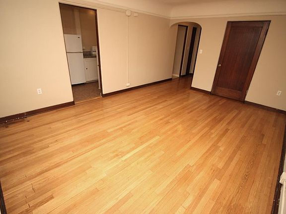 5th image of 222 Summit Ave E #304