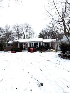 22182 Berg Rd, Southfield, MI, 48033