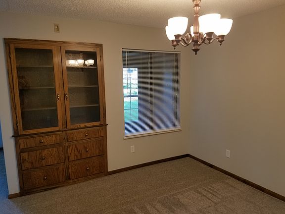 5th image of 3401 Neerpark Dr