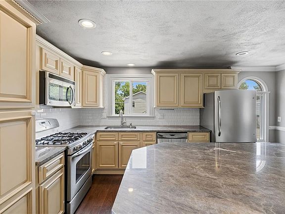 3rd image of 1310 Douglas Ave