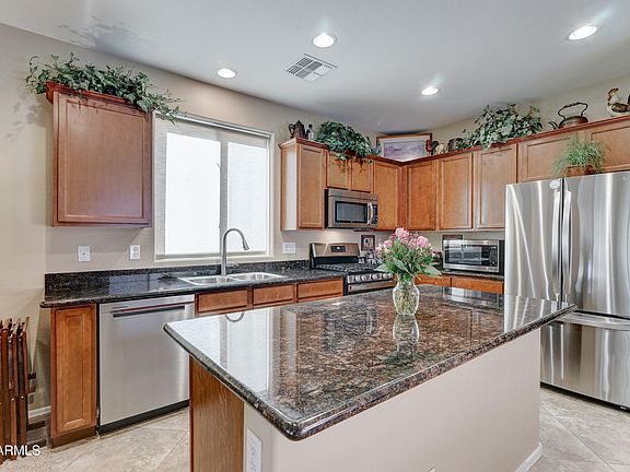 4th image of 3455 E OAKLAND Street