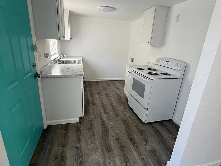 405 Thornton — Photo 4