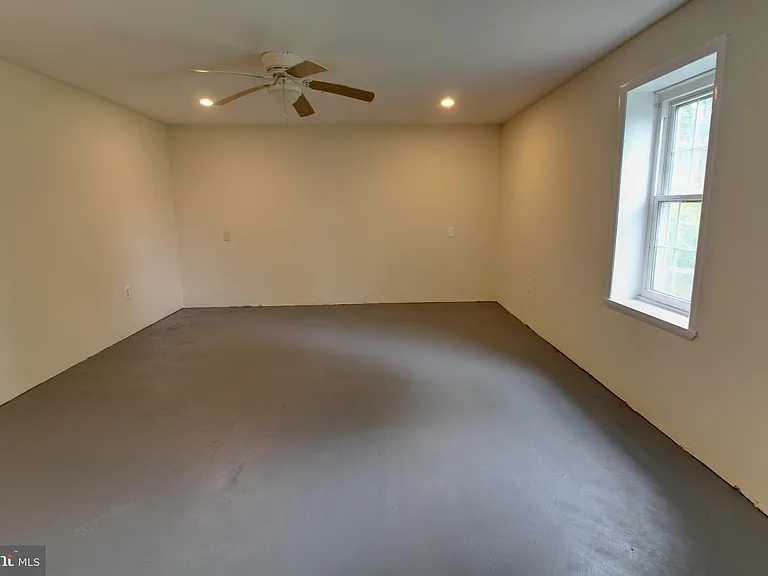113 Thornton Ct — Photo 35