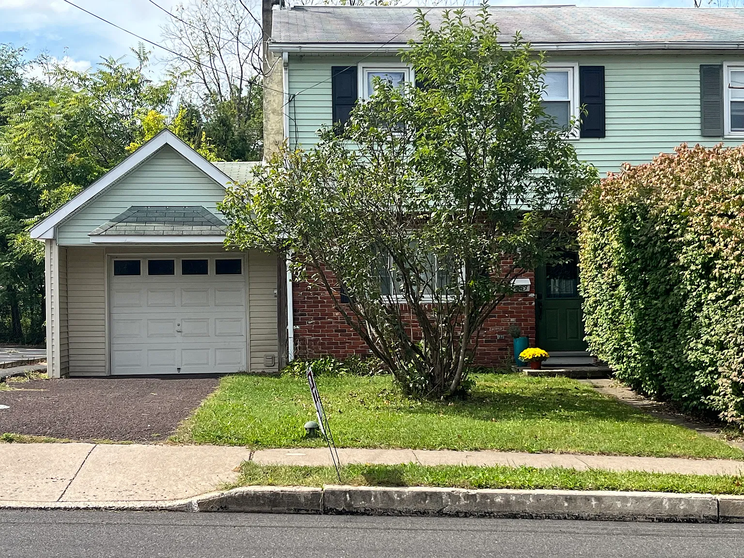 3 bed, 1.5 bath, 1200 sqft, $2,150 — Photo 2