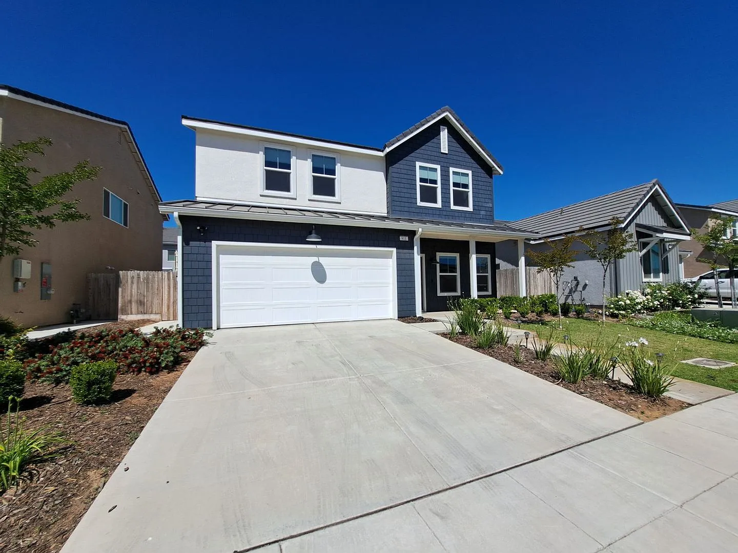 Spacious 2-story home: 4 bedrooms and 2.5 bathrooms in Madera, CA! — Photo 3
