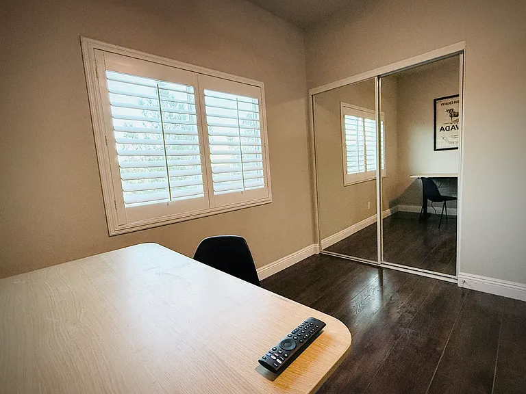 2nd floor Jr Suite. 20x10' bedroom with queen bed, new memory foam mattress, adjustable height desk, and mirrored closets to check your look out before hitting the town.
*TV mounted and can angle toward bed or desk.