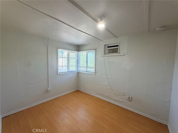 5th image of 811 E Wells St