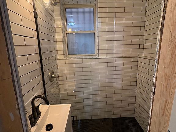 4th image of 1107 N Sacramento Ave #B