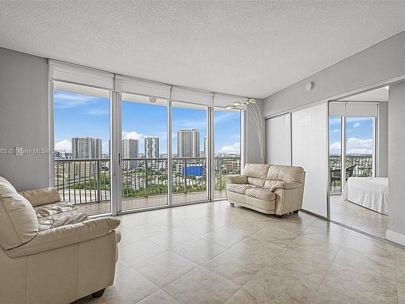 3rd image of 1750 N Bayshore Dr APT 2314