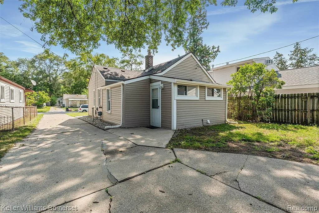 3 bed, 1.0 bath, 730 sqft, $1,800 — Photo 2