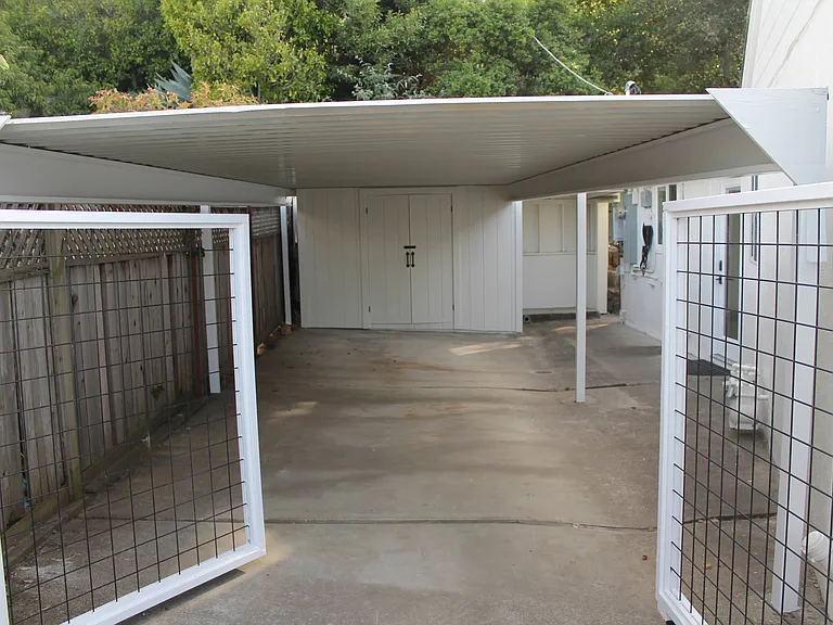 202 E Strawberry Dr — Photo 3