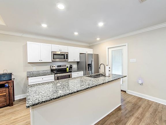 5th image of 241 Darwen Dr