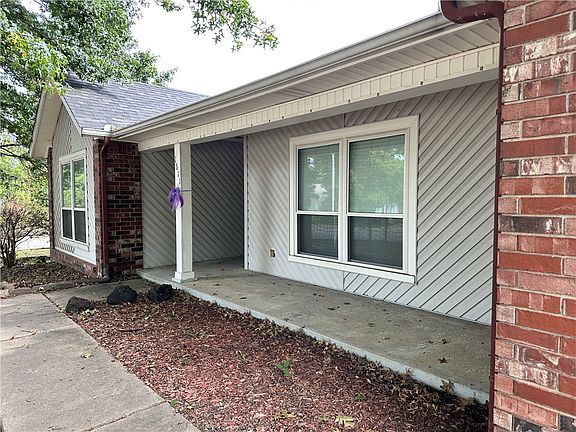 2nd image of 1611 E Thornhill Dr