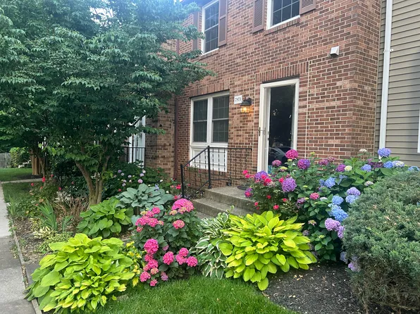 7971 Tyson Oaks Cir, Vienna, VA 22182