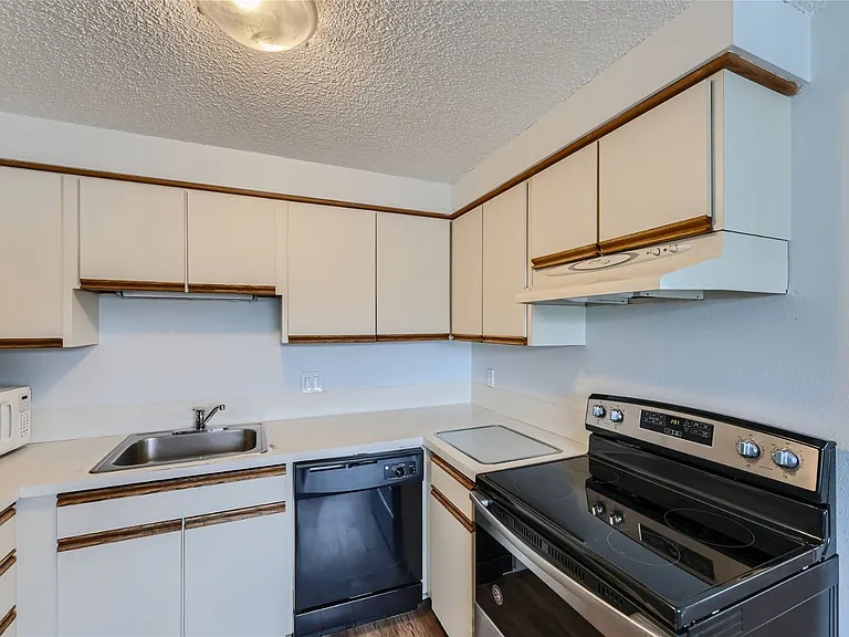 10708 Stone Ave — Photo 2