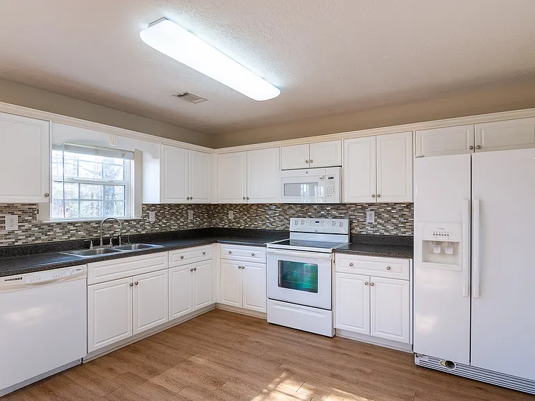 700 Keyes Dr — Photo 8