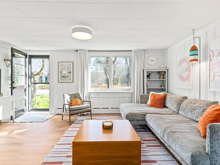 339 W Elm St — Photo 1