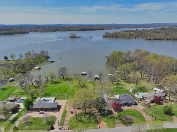 242 Hidden Lake Rd, Hendersonville, TN 37075