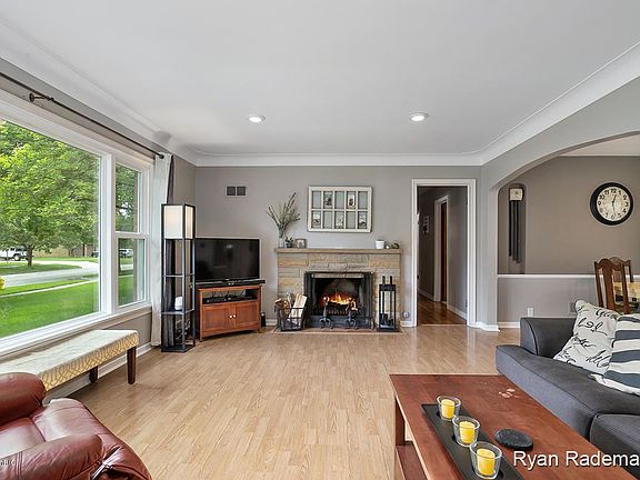 3rd image of 1915 Newton Ave SE