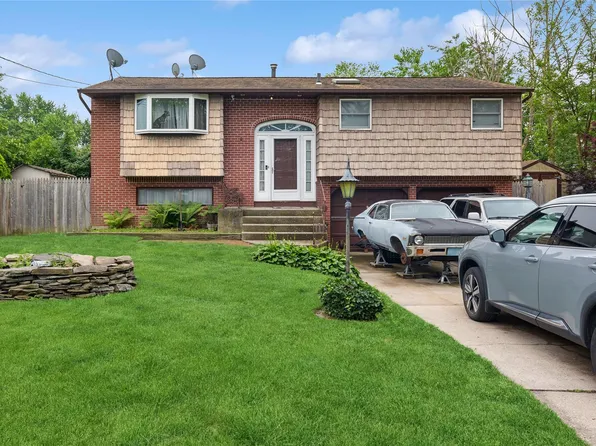 18 Berkeley Avenue, Selden, NY 11784