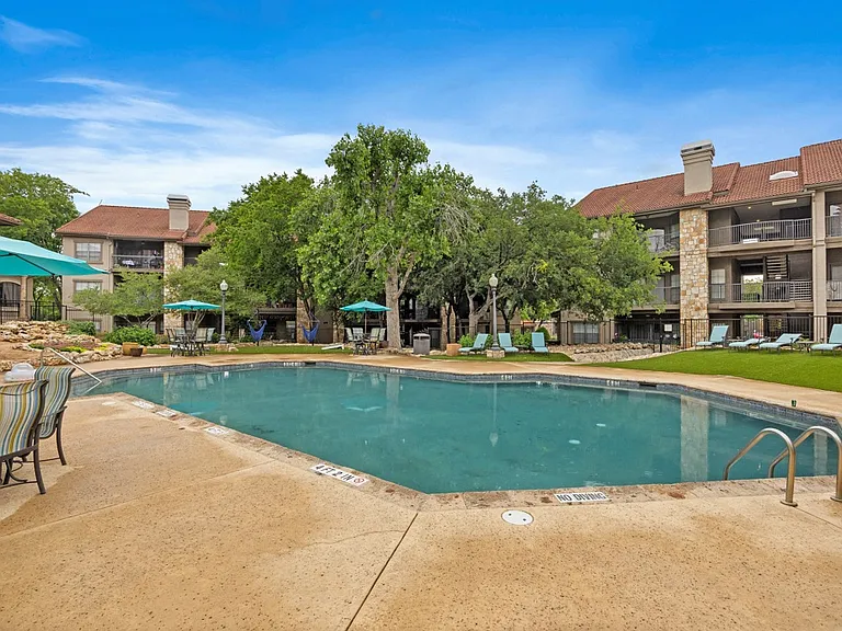 Waters Edge Apartments in Georgetown, TX