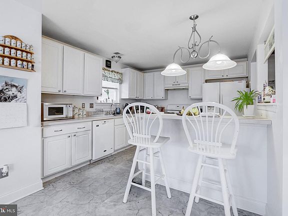4th image of 202 Sun Valley Cir