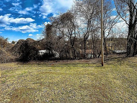 5th image of 209 Moss St