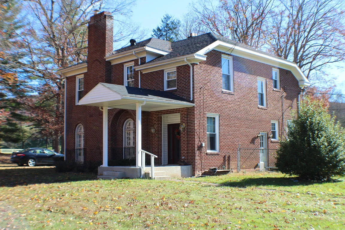 894 Huntersville Rd photo 1
