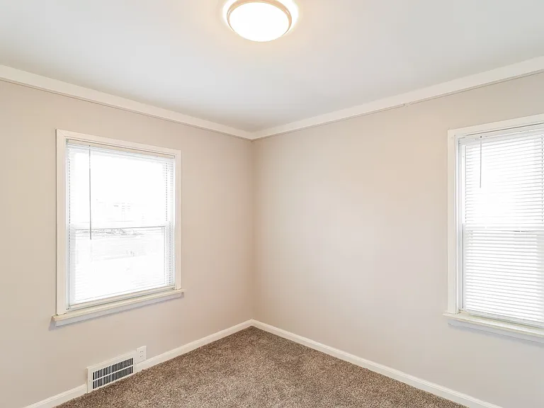 572637_027_bedroom_13527381.jpg