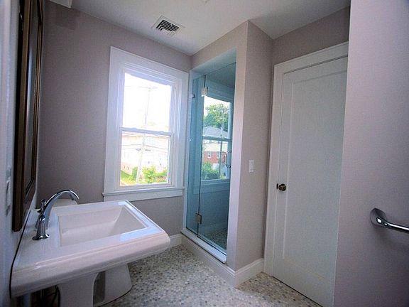 4th image of 493 Main St E #Top