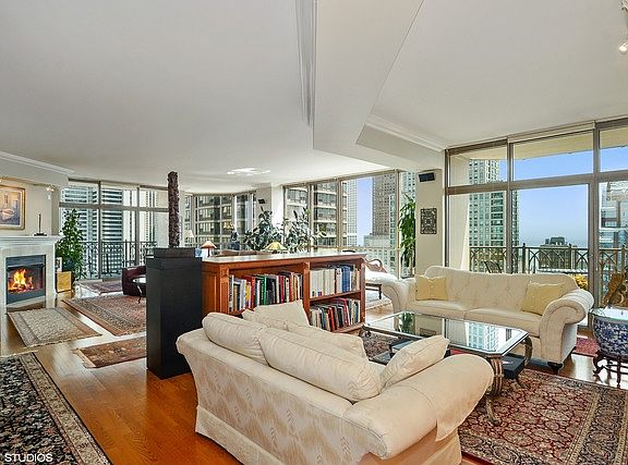3rd image of 21 E Huron St APT 3905