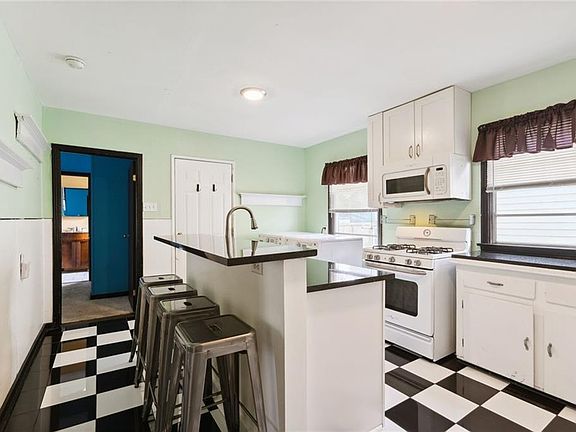 5th image of 2133 Onzaga St