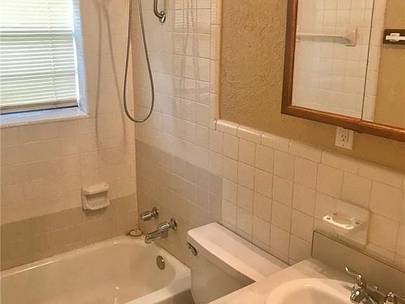 5th image of 1421 Greenbriar Dr