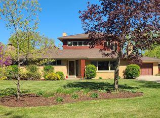 539 Crest Ave, Elk Grove Village, IL 60007