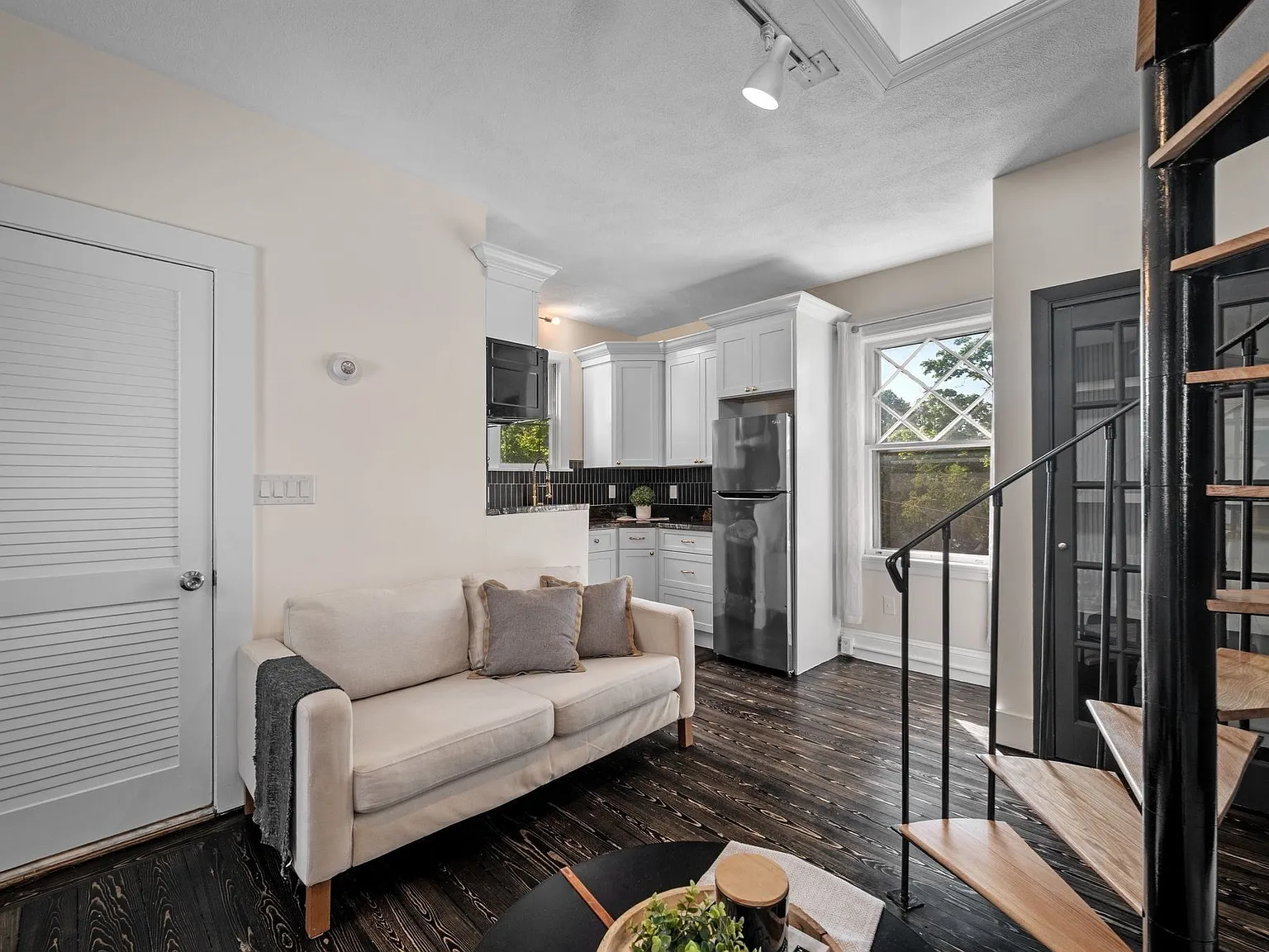 1 bed, 582 sqft, $2,400 — Photo 3